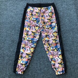 The North Face printed hydrenaline pant in floral and nature print size L
